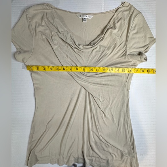 Cabi Tan Front Twisted Blouse Scoop Neck Short Sleeve Size Med Pre- Owned - Picture 2 of 8